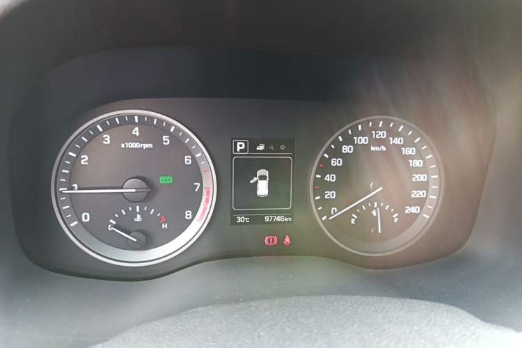 Used Hyundai Tucson 2018 1.6T Dual-Clutch Two-Wheel Drive 15th Anniversary Special Edition Odometer Close Up