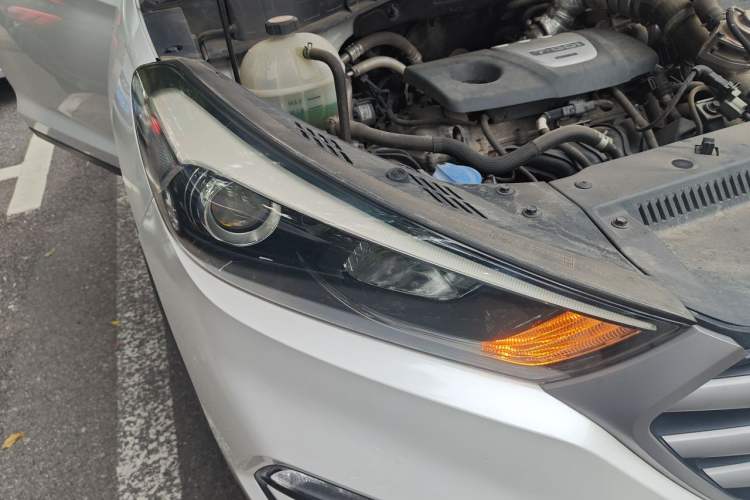 Used Hyundai Tucson 2018 1.6T Dual-Clutch Two-Wheel Drive 15th Anniversary Special Edition Right Front Headlight