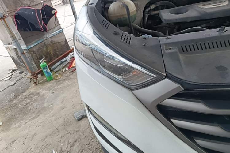 Used Hyundai Tucson 2018 1.6T Dual-Clutch Two-Wheel Drive 15th Anniversary Special Edition Right Front Headlight