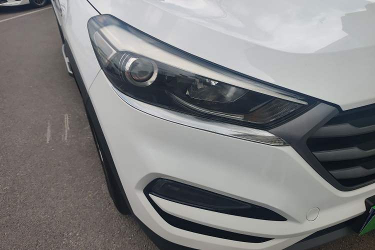 Used Hyundai Tucson 2018 1.6T Dual-Clutch Two-Wheel Drive 15th Anniversary Special Edition Right Front Headlight