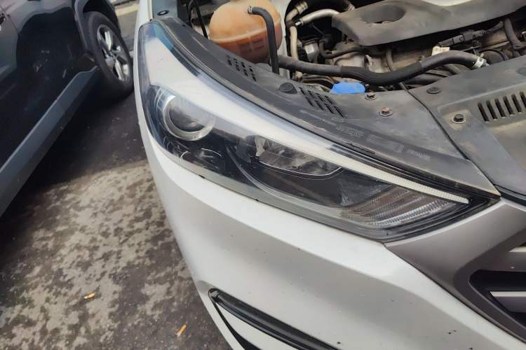 Used Hyundai Tucson 2018 1.6T Dual-Clutch Two-Wheel Drive 15th Anniversary Special Edition Right Front Headlight