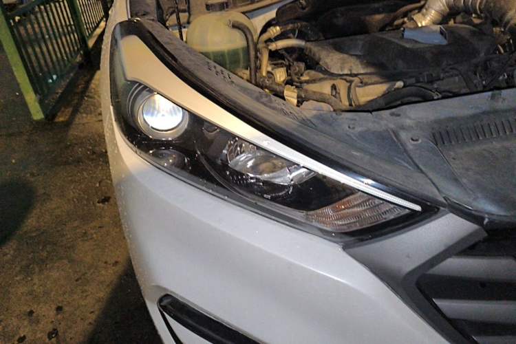 Used Hyundai Tucson 2018 1.6T Dual-Clutch Two-Wheel Drive 15th Anniversary Special Edition Right Front Headlight