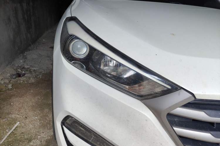 Used Hyundai Tucson 2018 1.6T Dual-Clutch Two-Wheel Drive 15th Anniversary Special Edition Right Front Headlight