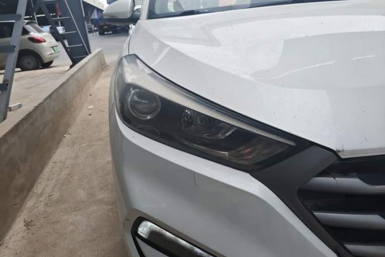 Used Hyundai Tucson 2018 1.6T Dual-Clutch Two-Wheel Drive 15th Anniversary Special Edition Right Front Headlight