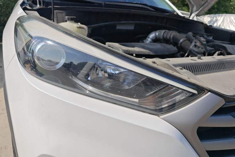 Used Hyundai Tucson 2018 1.6T Dual-Clutch Two-Wheel Drive 15th Anniversary Special Edition Right Front Headlight