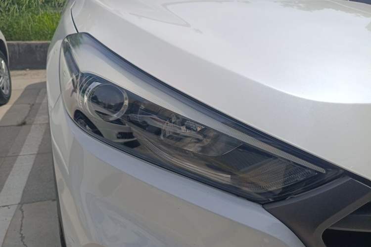 Used Hyundai Tucson 2018 1.6T Dual-Clutch Two-Wheel Drive 15th Anniversary Special Edition Right Front Headlight