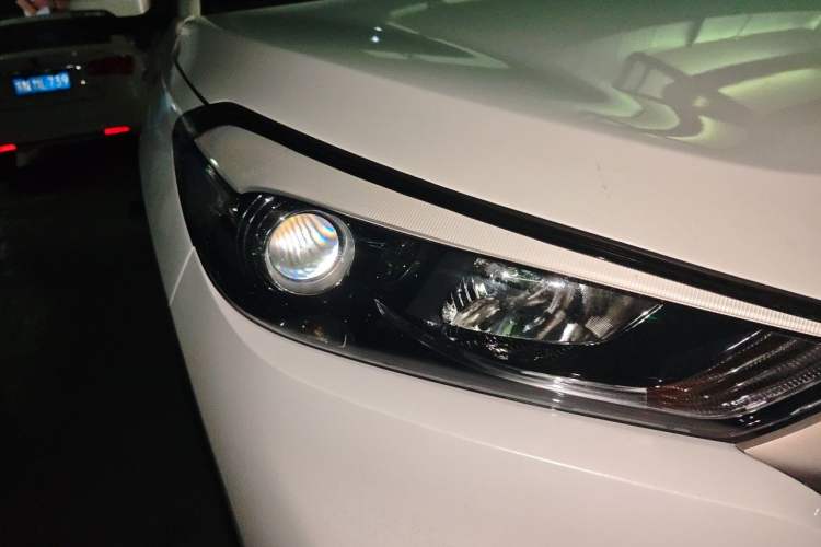 Used Hyundai Tucson 2018 1.6T Dual-Clutch Two-Wheel Drive 15th Anniversary Special Edition Right Front Headlight