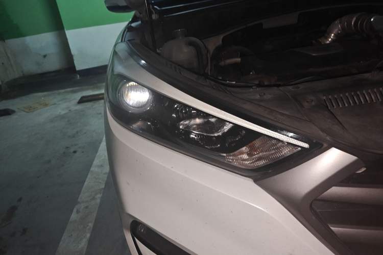 Used Hyundai Tucson 2018 1.6T Dual-Clutch Two-Wheel Drive 15th Anniversary Special Edition Right Front Headlight