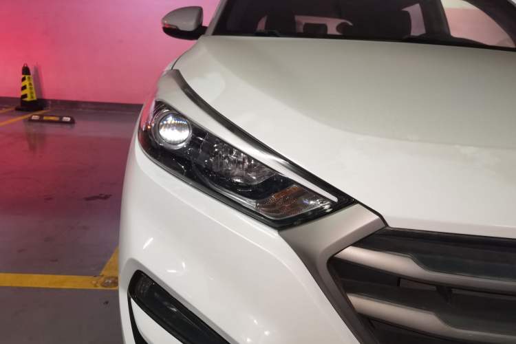 Used Hyundai Tucson 2018 1.6T Dual-Clutch Two-Wheel Drive 15th Anniversary Special Edition Right Front Headlight