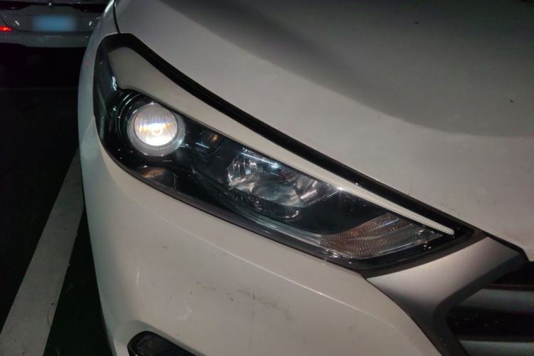Used Hyundai Tucson 2018 1.6T Dual-Clutch Two-Wheel Drive 15th Anniversary Special Edition Right Front Headlight