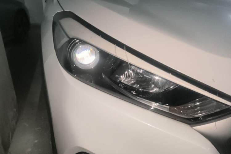 Used Hyundai Tucson 2018 1.6T Dual-Clutch Two-Wheel Drive 15th Anniversary Special Edition Right Front Headlight