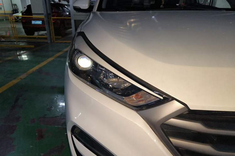 Used Hyundai Tucson 2018 1.6T Dual-Clutch Two-Wheel Drive 15th Anniversary Special Edition Right Front Headlight