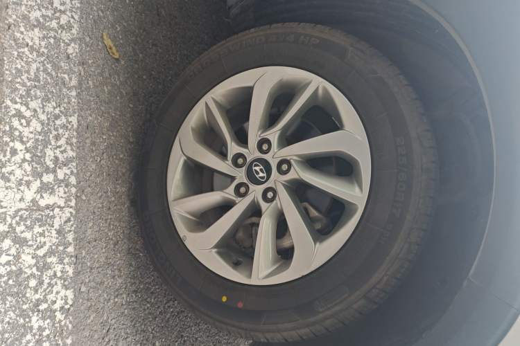 Used Hyundai Tucson 2018 1.6T Dual-Clutch Two-Wheel Drive 15th Anniversary Special Edition Right Front Wheel Hub