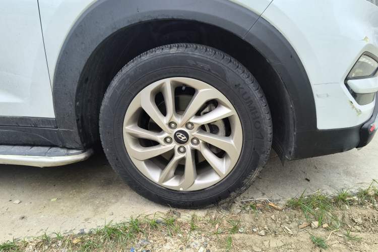 Used Hyundai Tucson 2018 1.6T Dual-Clutch Two-Wheel Drive 15th Anniversary Special Edition Right Front Wheel Hub