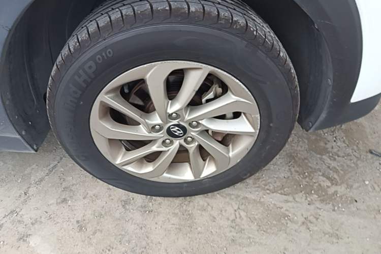 Used Hyundai Tucson 2018 1.6T Dual-Clutch Two-Wheel Drive 15th Anniversary Special Edition Right Front Wheel Hub