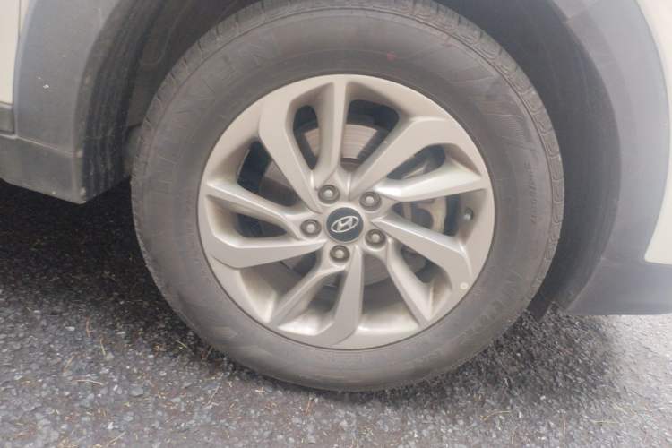Used Hyundai Tucson 2018 1.6T Dual-Clutch Two-Wheel Drive 15th Anniversary Special Edition Right Front Wheel Hub