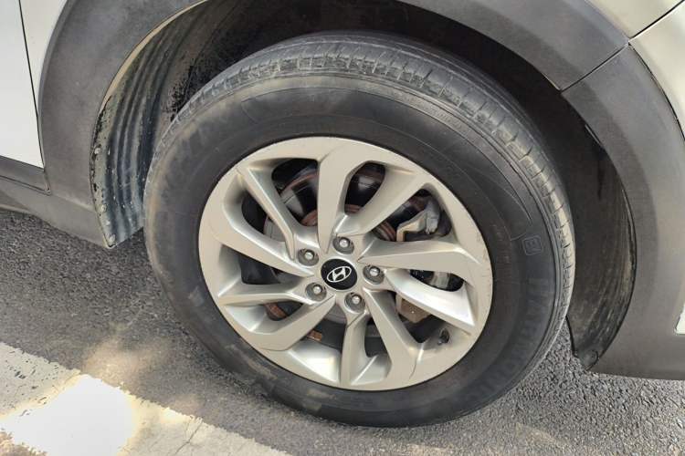 Used Hyundai Tucson 2018 1.6T Dual-Clutch Two-Wheel Drive 15th Anniversary Special Edition Right Front Wheel Hub