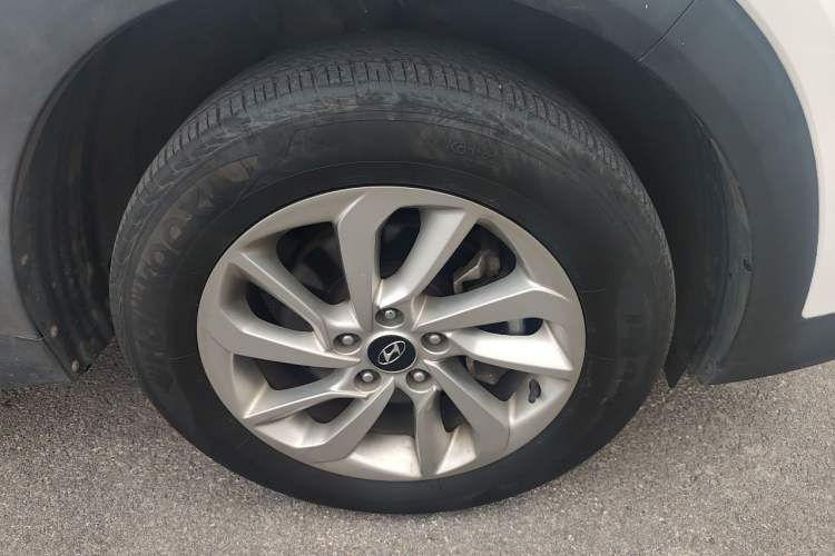 Used Hyundai Tucson 2018 1.6T Dual-Clutch Two-Wheel Drive 15th Anniversary Special Edition Right Front Wheel Hub
