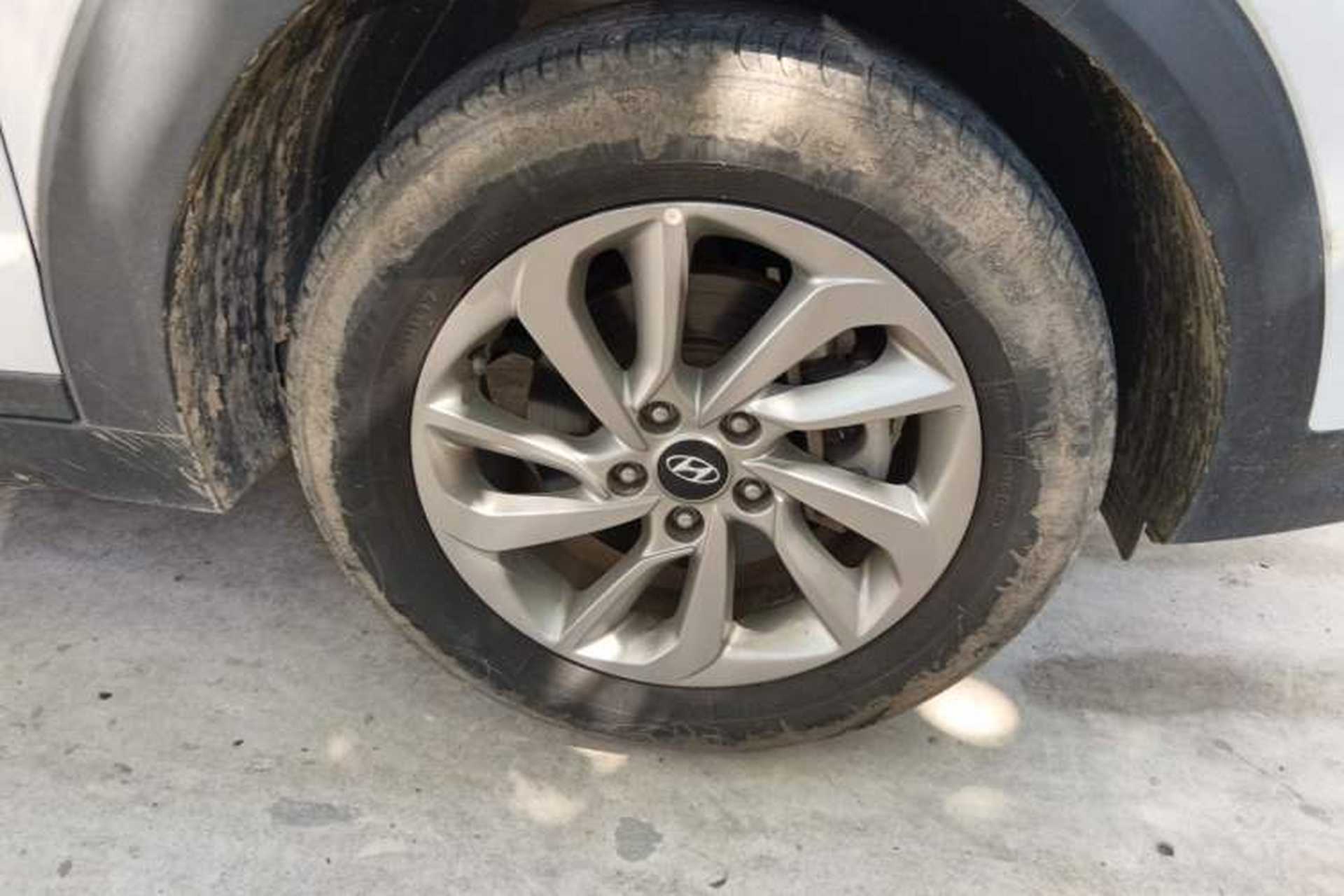 Used Hyundai Tucson 2018 1.6T Dual-Clutch Two-Wheel Drive 15th Anniversary Special Edition Right Front Wheel Hub