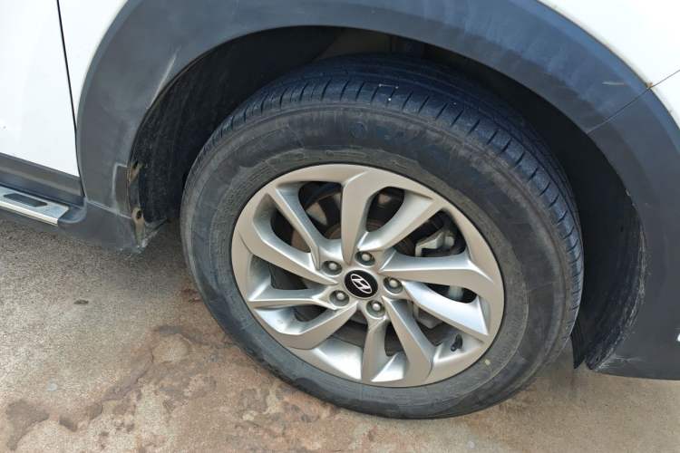 Used Hyundai Tucson 2018 1.6T Dual-Clutch Two-Wheel Drive 15th Anniversary Special Edition Right Front Wheel Hub