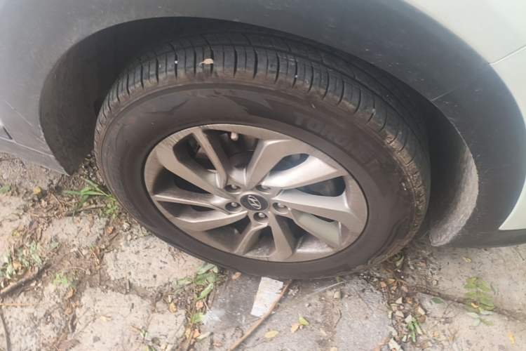 Used Hyundai Tucson 2018 1.6T Dual-Clutch Two-Wheel Drive 15th Anniversary Special Edition Right Front Wheel Hub