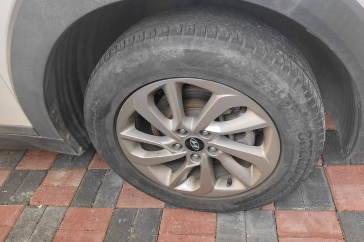 Used Hyundai Tucson 2018 1.6T Dual-Clutch Two-Wheel Drive 15th Anniversary Special Edition Right Front Wheel Hub