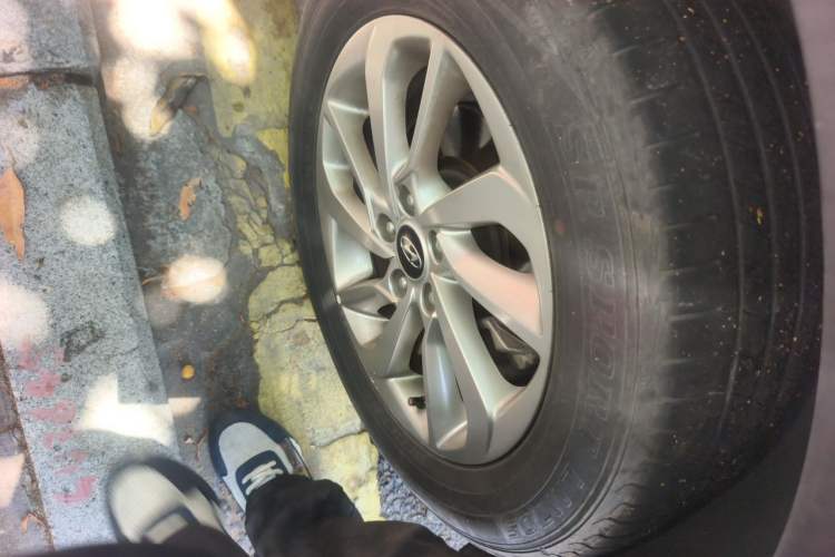 Used Hyundai Tucson 2018 1.6T Dual-Clutch Two-Wheel Drive 15th Anniversary Special Edition Right Front Wheel Hub