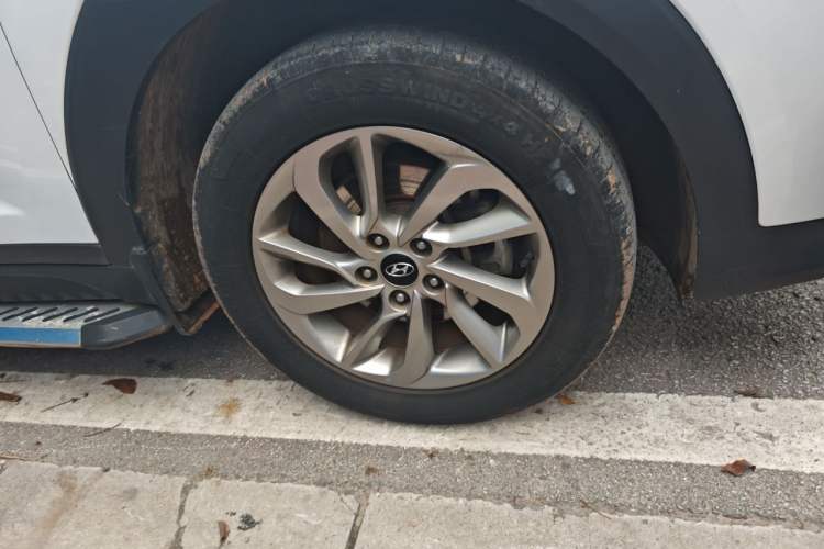 Used Hyundai Tucson 2018 1.6T Dual-Clutch Two-Wheel Drive 15th Anniversary Special Edition Right Front Wheel Hub