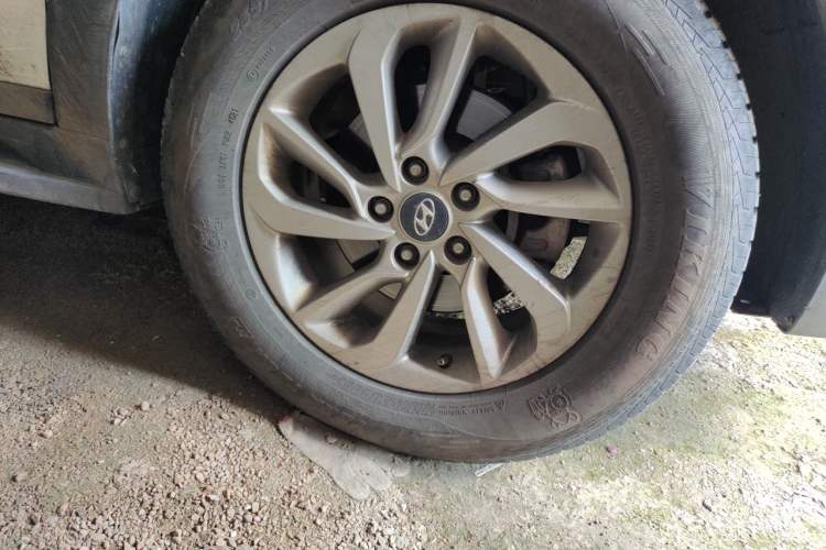 Used Hyundai Tucson 2018 1.6T Dual-Clutch Two-Wheel Drive 15th Anniversary Special Edition Right Front Wheel Hub