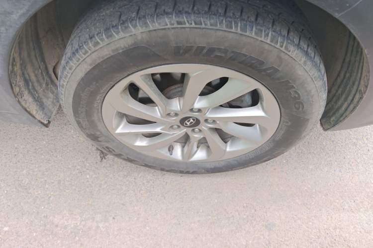 Used Hyundai Tucson 2018 1.6T Dual-Clutch Two-Wheel Drive 15th Anniversary Special Edition Right Front Wheel Hub