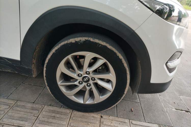 Used Hyundai Tucson 2018 1.6T Dual-Clutch Two-Wheel Drive 15th Anniversary Special Edition Right Front Wheel Hub