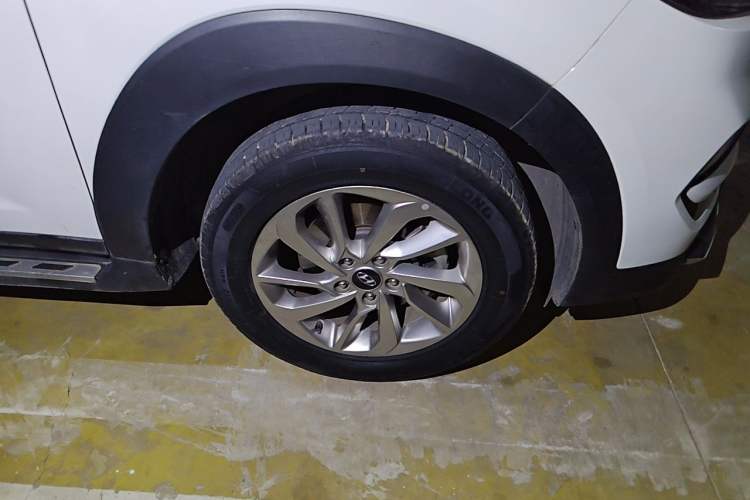 Used Hyundai Tucson 2018 1.6T Dual-Clutch Two-Wheel Drive 15th Anniversary Special Edition Right Front Wheel Hub
