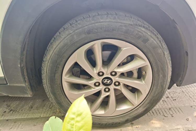 Used Hyundai Tucson 2018 1.6T Dual-Clutch Two-Wheel Drive 15th Anniversary Special Edition Right Front Wheel Hub