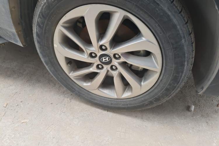 Used Hyundai Tucson 2018 1.6T Dual-Clutch Two-Wheel Drive 15th Anniversary Special Edition Right Front Wheel Hub