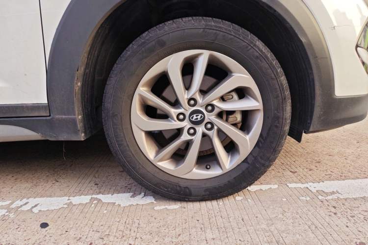 Used Hyundai Tucson 2018 1.6T Dual-Clutch Two-Wheel Drive 15th Anniversary Special Edition Right Front Wheel Hub