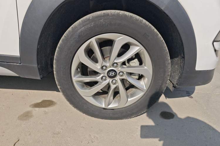 Used Hyundai Tucson 2018 1.6T Dual-Clutch Two-Wheel Drive 15th Anniversary Special Edition Right Front Wheel Hub