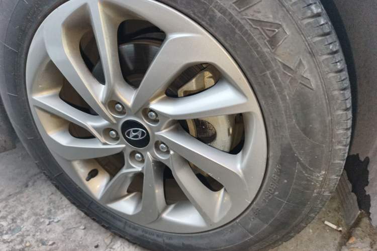 Used Hyundai Tucson 2018 1.6T Dual-Clutch Two-Wheel Drive 15th Anniversary Special Edition Right Front Wheel Hub