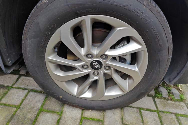 Used Hyundai Tucson 2018 1.6T Dual-Clutch Two-Wheel Drive 15th Anniversary Special Edition Right Front Wheel Hub