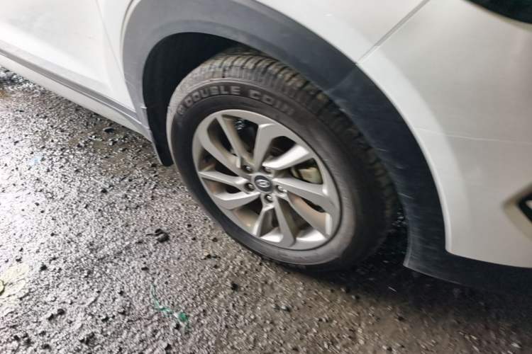 Used Hyundai Tucson 2018 1.6T Dual-Clutch Two-Wheel Drive 15th Anniversary Special Edition Right Front Wheel Hub