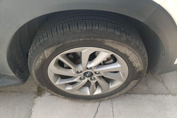 Used Hyundai Tucson 2018 1.6T Dual-Clutch Two-Wheel Drive 15th Anniversary Special Edition Right Front Wheel Hub