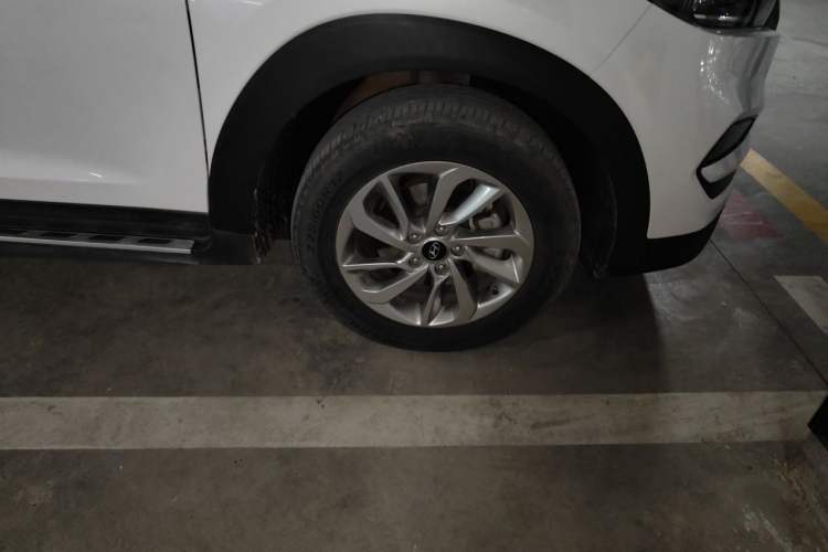 Used Hyundai Tucson 2018 1.6T Dual-Clutch Two-Wheel Drive 15th Anniversary Special Edition Right Front Wheel Hub