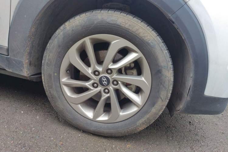 Used Hyundai Tucson 2018 1.6T Dual-Clutch Two-Wheel Drive 15th Anniversary Special Edition Right Front Wheel Hub