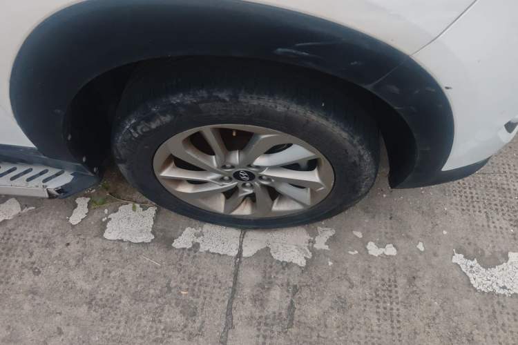 Used Hyundai Tucson 2018 1.6T Dual-Clutch Two-Wheel Drive 15th Anniversary Special Edition Right Front Wheel Hub