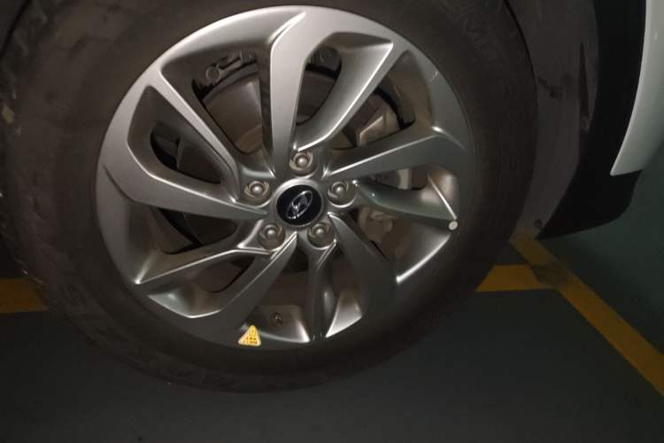 Used Hyundai Tucson 2018 1.6T Dual-Clutch Two-Wheel Drive 15th Anniversary Special Edition Right Front Wheel Hub