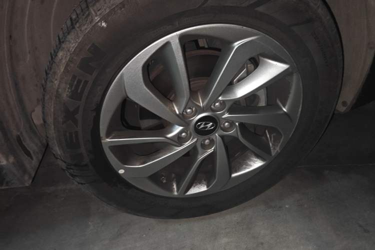 Used Hyundai Tucson 2018 1.6T Dual-Clutch Two-Wheel Drive 15th Anniversary Special Edition Right Front Wheel Hub