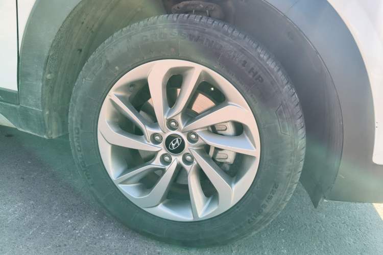 Used Hyundai Tucson 2018 1.6T Dual-Clutch Two-Wheel Drive 15th Anniversary Special Edition Right Front Wheel Hub