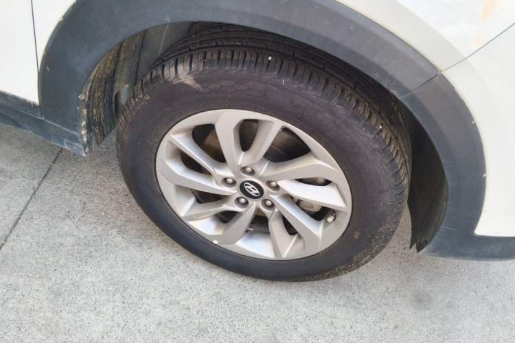 Used Hyundai Tucson 2018 1.6T Dual-Clutch Two-Wheel Drive 15th Anniversary Special Edition Right Front Wheel Hub