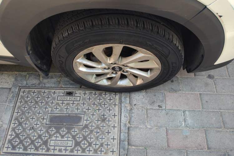 Used Hyundai Tucson 2018 1.6T Dual-Clutch Two-Wheel Drive 15th Anniversary Special Edition Right Front Wheel Hub