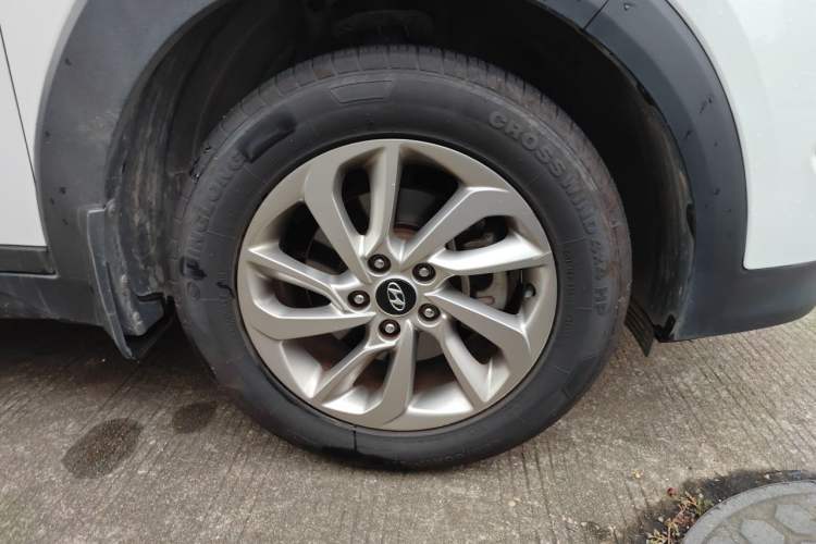 Used Hyundai Tucson 2018 1.6T Dual-Clutch Two-Wheel Drive 15th Anniversary Special Edition Right Front Wheel Hub
