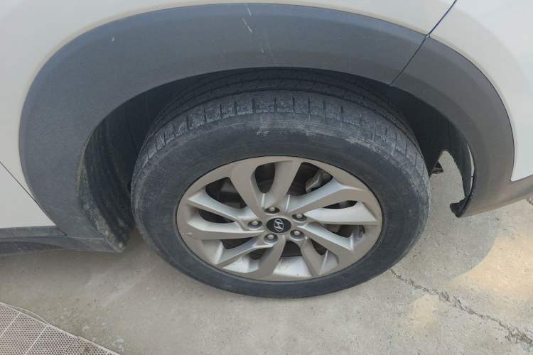 Used Hyundai Tucson 2018 1.6T Dual-Clutch Two-Wheel Drive 15th Anniversary Special Edition Right Front Wheel Hub